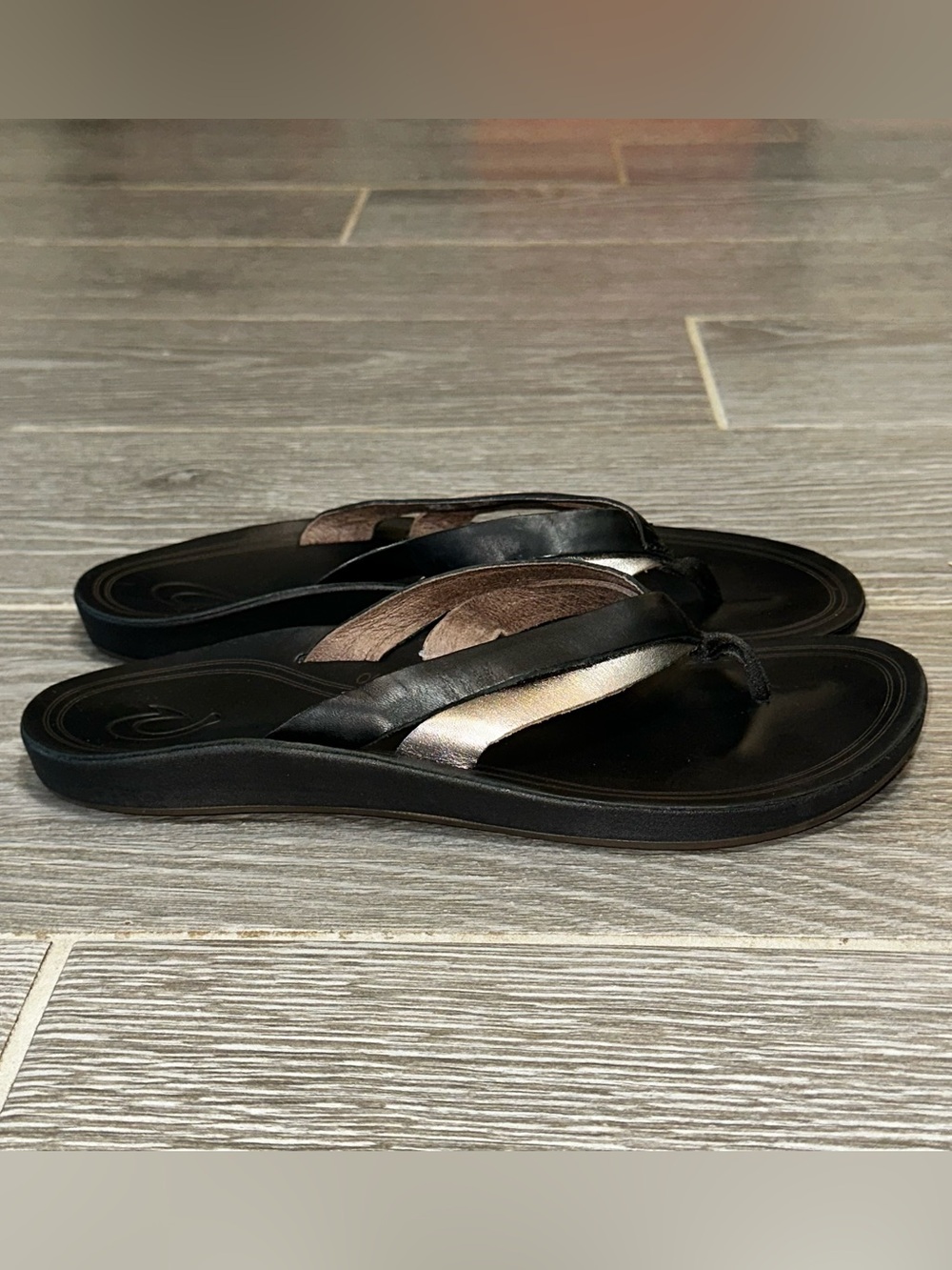 Olukai Kaekae Leather Black Silver Women's 8 Sandals Flip Flops Metallic Boho - Picture 5 of 10